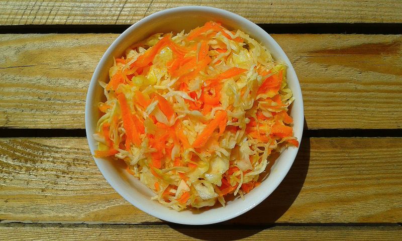 Surówka z młodej kapusty w stylu chińskim