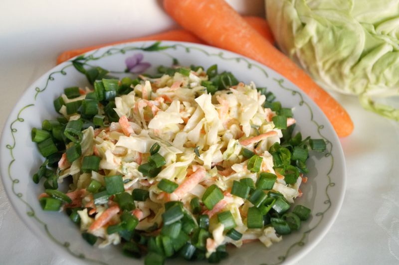 Surówka z młodej kapusty z cukinią Surówka z młodej kapusty z cukinią