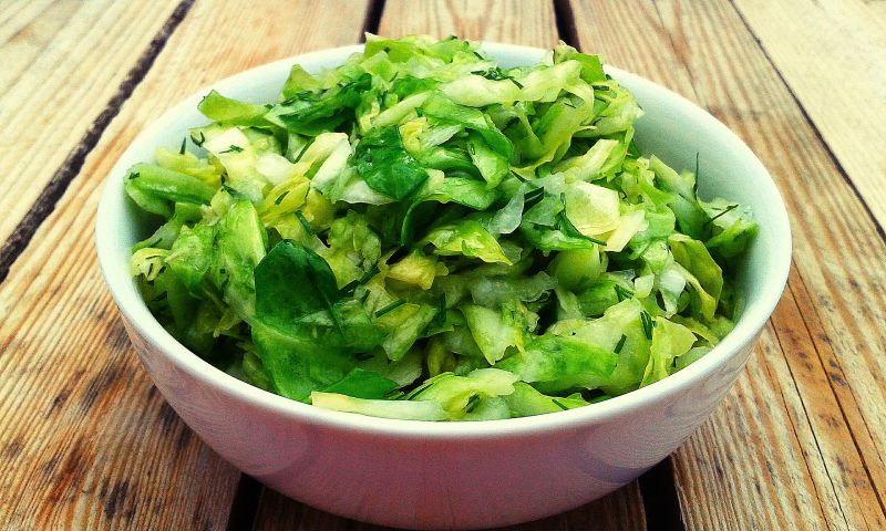 Surówka z młodej kapusty z koperkiem 