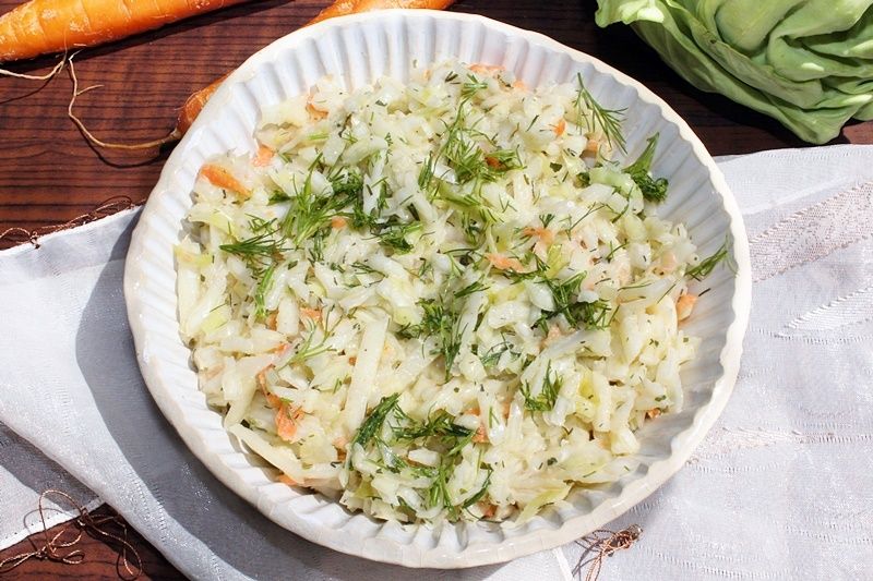 Surówka z młodej kapusty z koperkiem