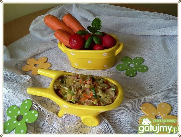 Surówka z młodej kapusty z małosolnym