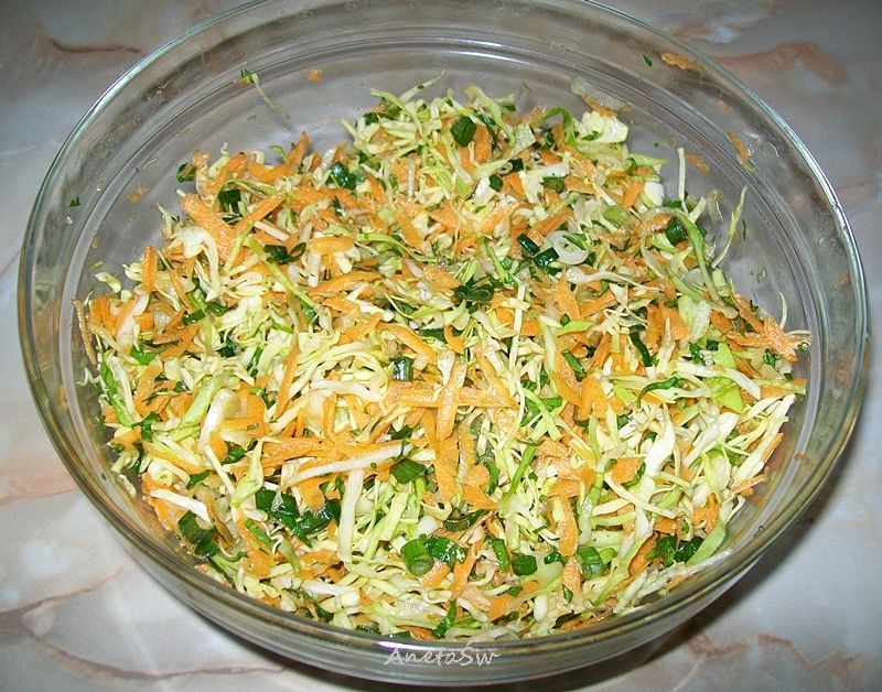 Surówka z młodej kapusty z marchewką Surówka z młodej kapusty z marchewką