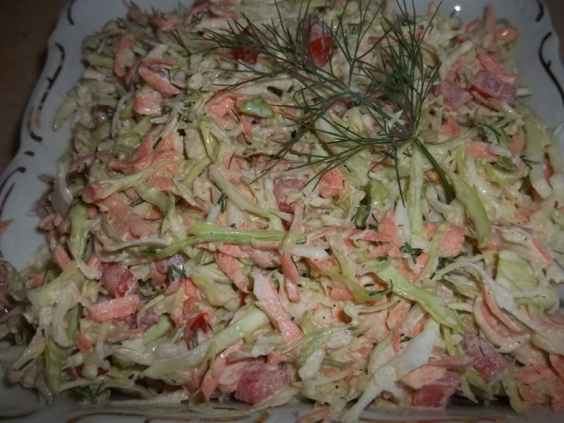 Surówka z młodej kapusty z marchewką i pomidorem Surówka z młodej kapusty z marchewką i pomidorem