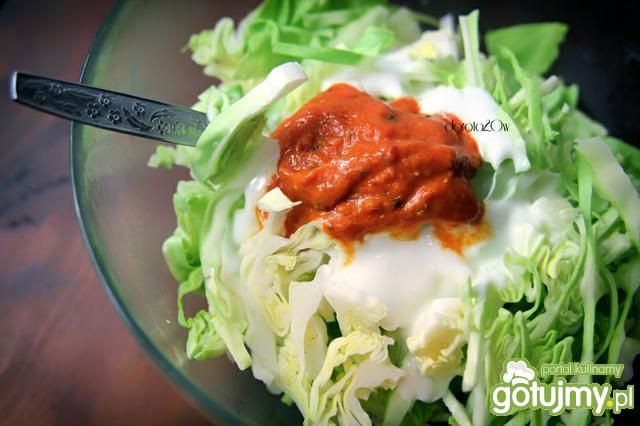 Surówka z młodej kapusty z pesto pomidor