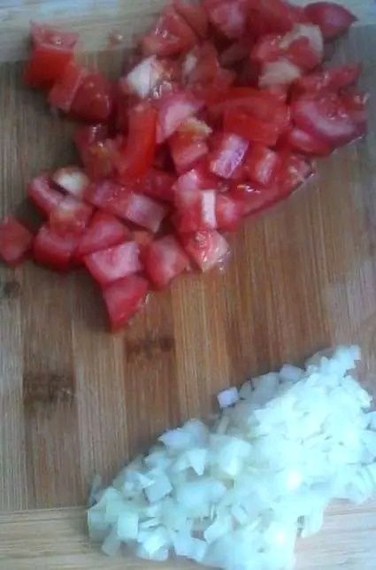 Surówka z młodej kapusty z pomidorami 