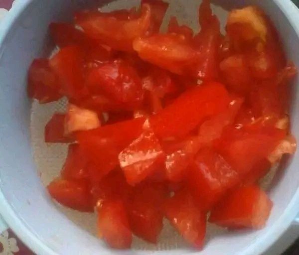 Surówka z młodej kapusty z pomidorami 