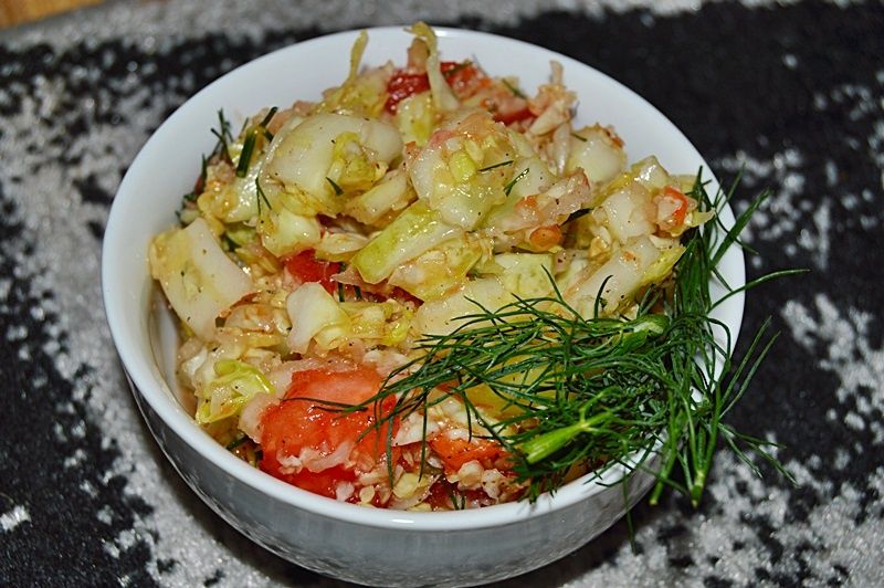 Surówka z młodej kapusty z pomidorami i ogórkami Surówka z młodej kapusty z pomidorami i ogórkami