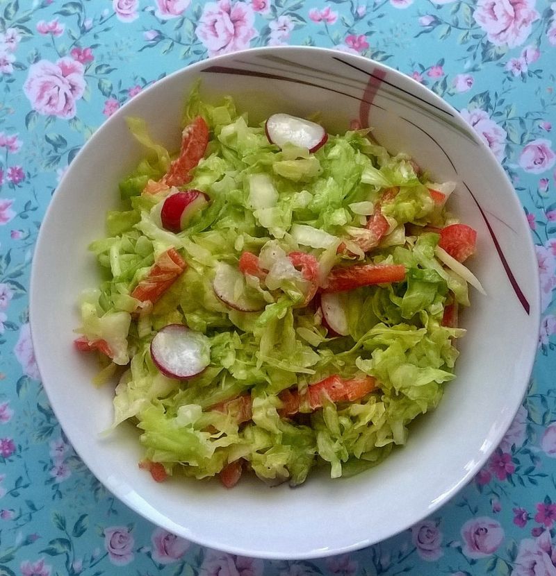 Surówka z młodej kapusty z rzodkiewką i papryką