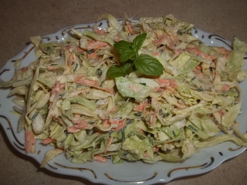 Surówka z młodej kapusty z sosem czosnkowym