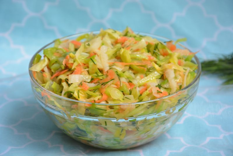 Surówka z młodej kapusty z topinamburem