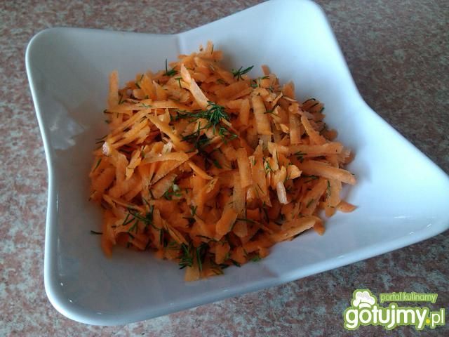 Surówka z młodej marchewki i koperku