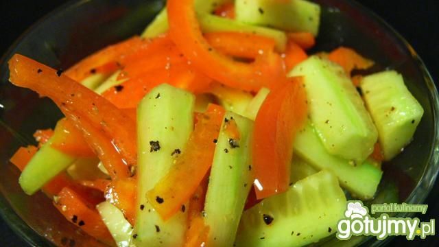 Surówka z ogórka i pomarańczowej papryki Surówka z ogórka i pomarańczowej papryki