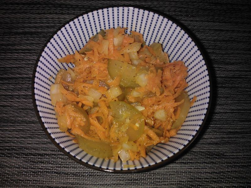 Surówka z ogórka kiszonego i marchewki