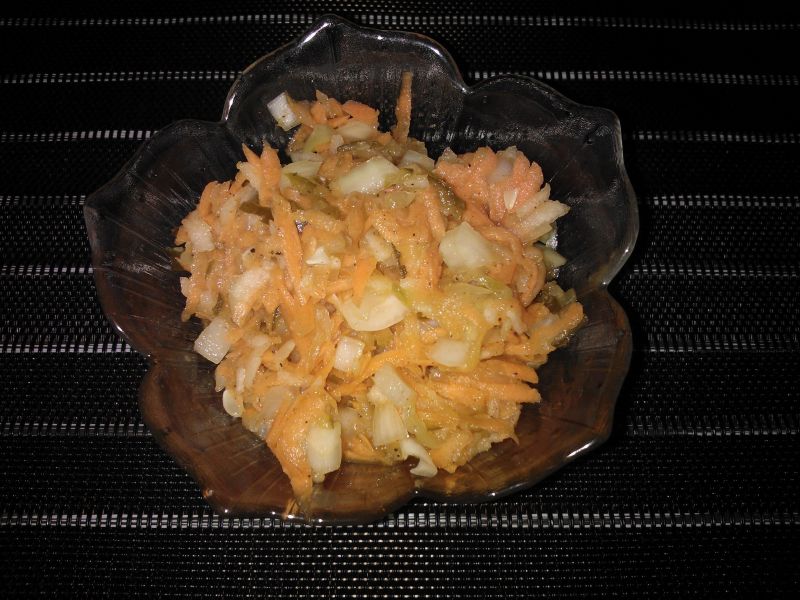 Surówka z ogórka kiszonego,marchwi i jabłka Surówka z ogórka kiszonego,marchwi i jabłka