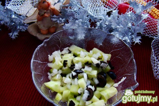 Surówka z ogórków i czarnych oliwek  Surówka z ogórków i czarnych oliwek