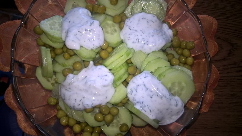 Surówka z ogórków i groszku Surówka z ogórków i groszku