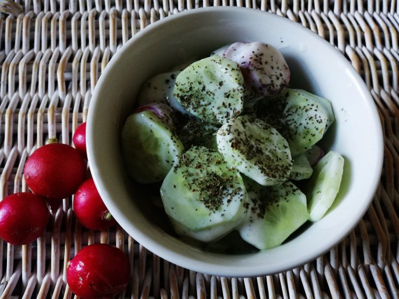 Surówka z ogórków i rzodkiewki Surówka z ogórków i rzodkiewki