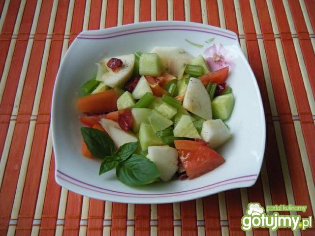 Surówka z ogórków, jabłka i pomidorów Surówka z ogórków, jabłka i pomidorów