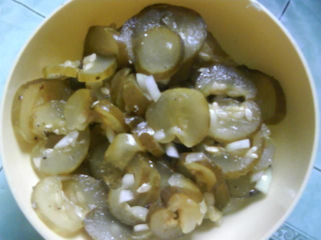 Surówka z ogórków kiszonych