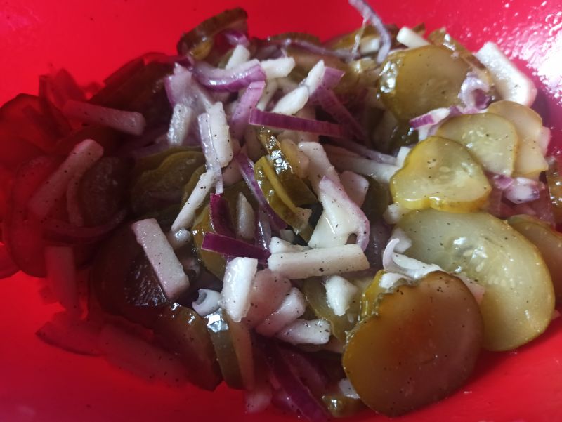 Surówka z ogórków kiszonych