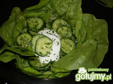 Surówka z ogórków, koperku i szczypiorku