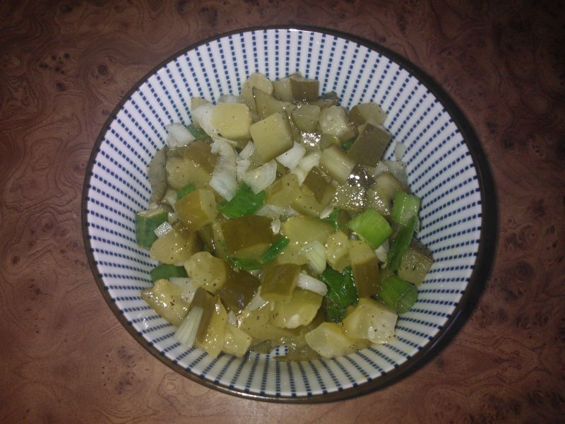 Surówka z ogórków małosolnych
