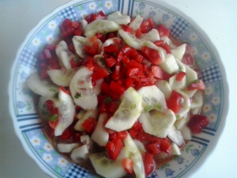 Surówka z ogórków, papryki oraz natki pietruszki