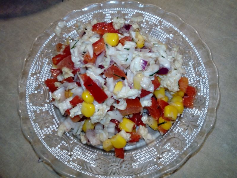 Surówka z papryką, kukurydzą i czerwoną cebulą