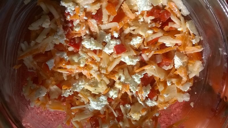 Surówka z papryki konserwowej, jabłka i marchewki Surówka z papryki konserwowej, jabłka i marchewki