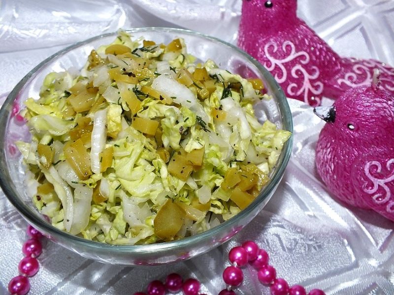 Surówka z pekinki i konserwowych ogórków Surówka z pekinki i konserwowych ogórków