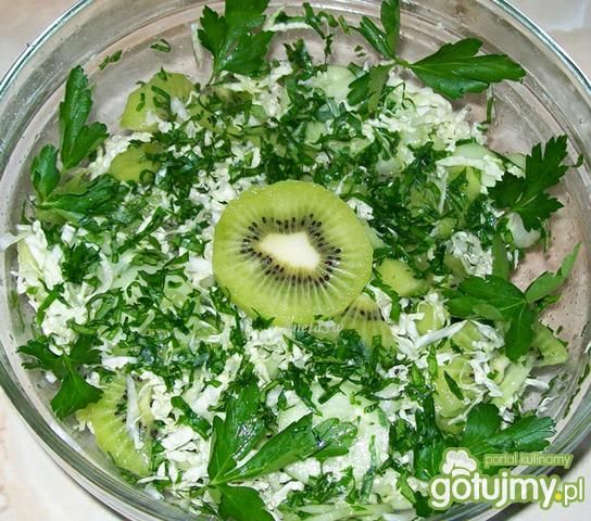 Surówka z pekinki, kiwi i ogórka Surówka z pekinki, kiwi i ogórka