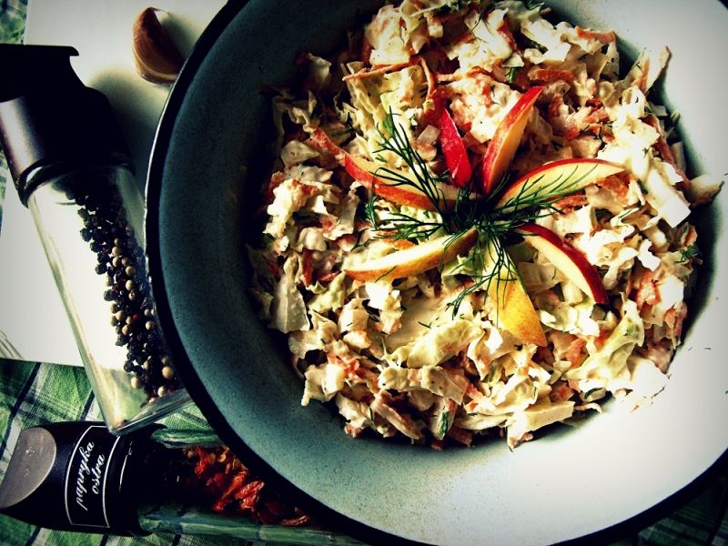 Surówka z pekinki, marchwi i jabłka z czosnkiem Surówka z pekinki, marchwi i jabłka z czosnkiem