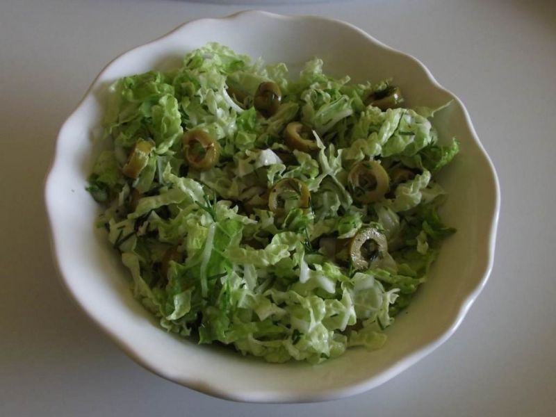 Surówka z pekinki oliwek i koperku 