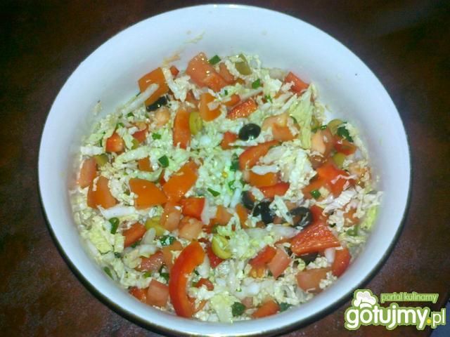 Surówka z pekinki, papryki i oliwek Surówka z pekinki, papryki i oliwek