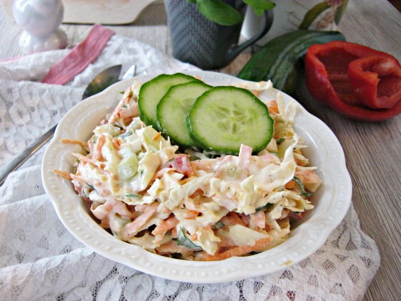 Surówka z pekinki z chrupiącymi dodatkami Surówka z pekinki z chrupiącymi dodatkami