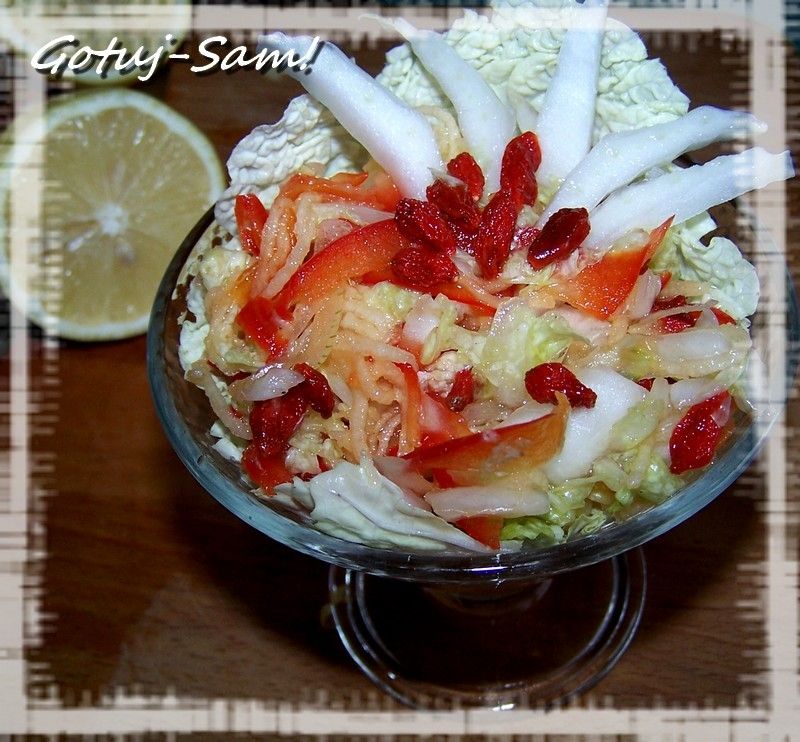 Surówka z pekinki  z papryką i jagodami goji