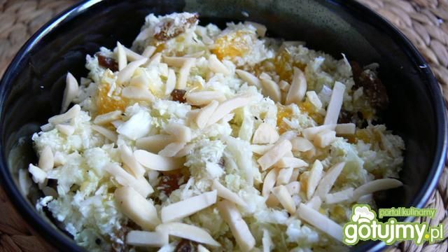 Surówka z pekinki z pomarańczą i bakalia