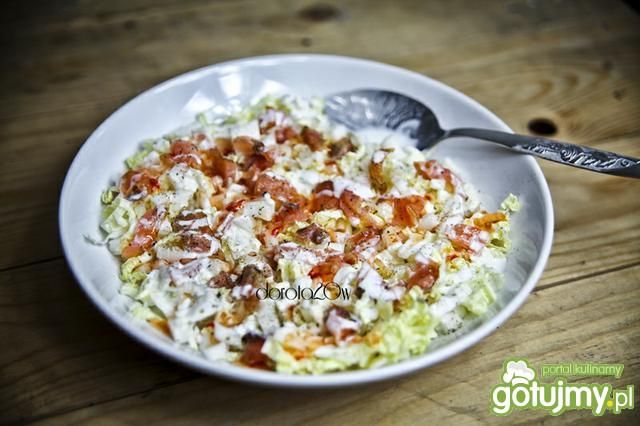 Surówka z pekinki z wędzonym łososiem