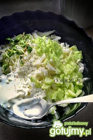 Surówka z pekinki ze świeżym ogórkiem