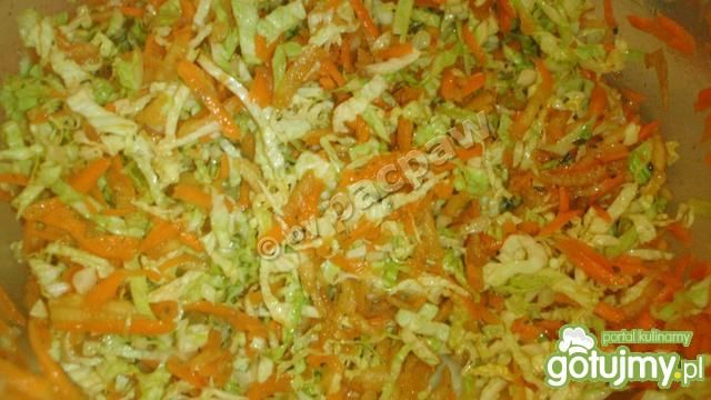 Surówka z pekińską, jabłkiem i marchewką