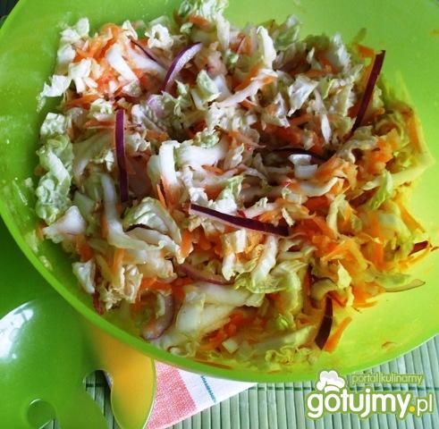 Surówka z pekińską, jabłkiem i marchwią Surówka z pekińską, jabłkiem i marchwią