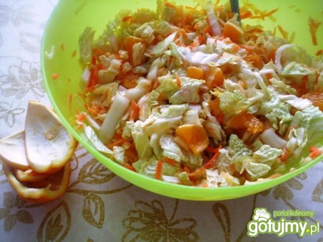 Surówka z pekińską, jabłkiem, pomarańczą