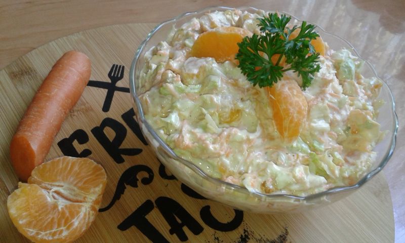 Surówka z pekińskiej kapusty i marchewki Surówka z pekińskiej kapusty i marchewki