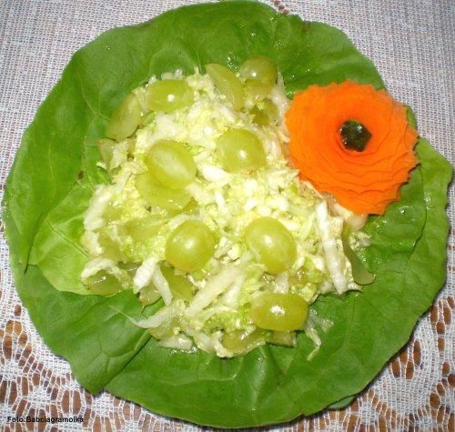 Surówka z pekińskiej kapusty i winogron 