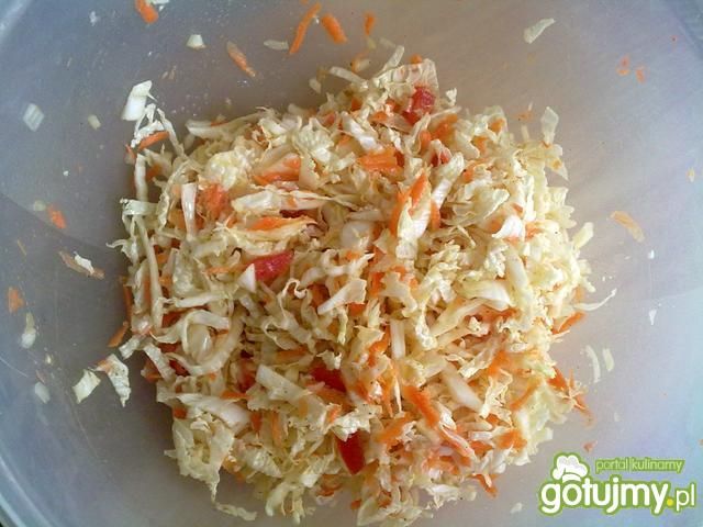 Surówka z pekińskiej, marchwi i pomidora