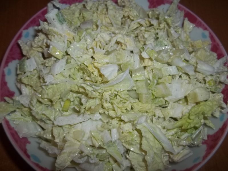 Surówka z pekińskiej, ogórka i pora.
