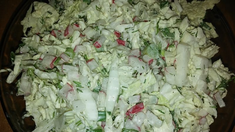 Surówka z pekińśkiej, rzodkiewki i ogórka Surówka z pekińśkiej, rzodkiewki i ogórka