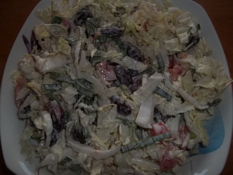 Surówka z pekińskiej z dodatkiem czerwonej fasoli