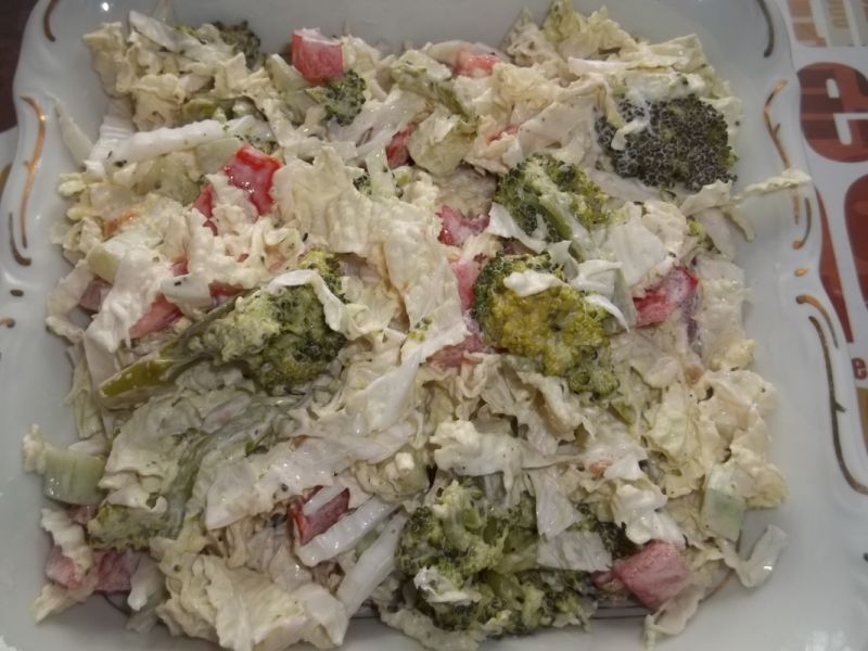 Surówka z pekińskiej z dostkiem brokuła Surówka z pekińskiej z dostkiem brokuła