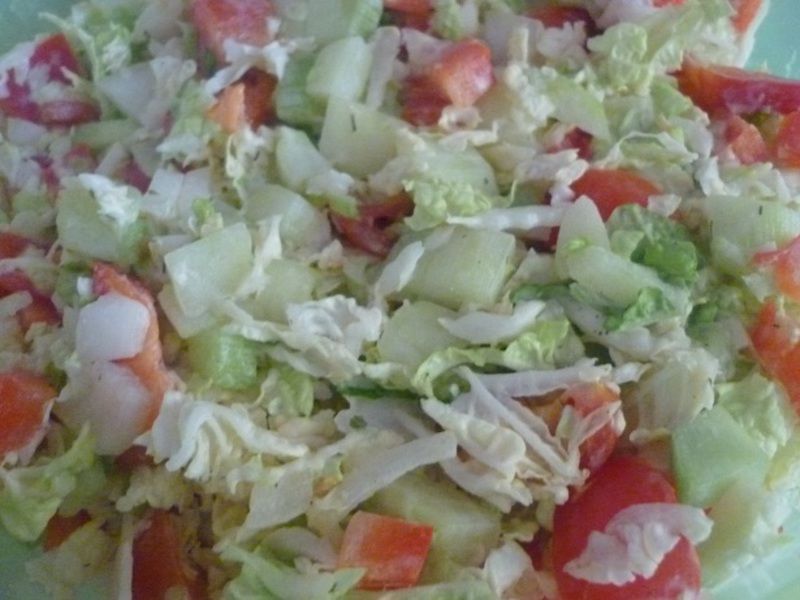 Surówka z pekińskiej z pomidorkami i papryką